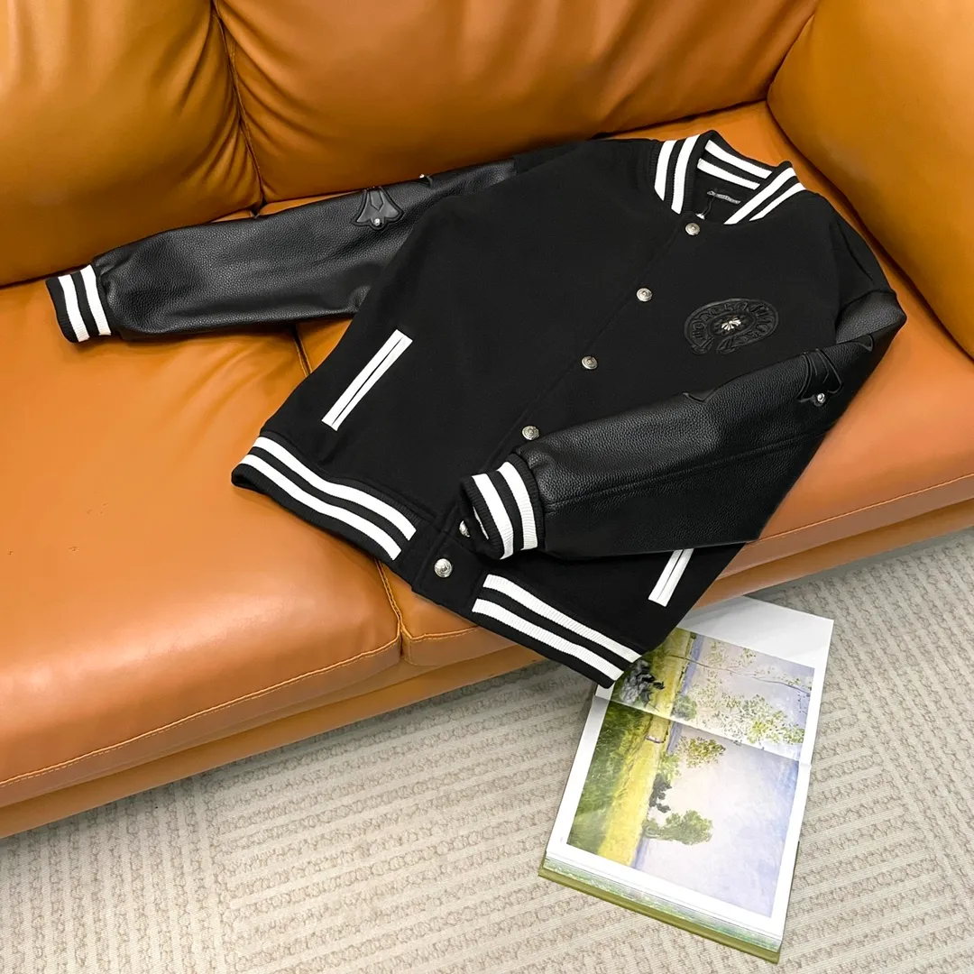 🅿️410 CH➡️Cro Xin 2024ss runway style baseball uniform jacket. I ordered the original model and it took a month to finally ship it. I love it so much. The upper body is really handsome. A blogger on Douyin said that LV's new products this year will become the future trend. If you look through street photos, you will find that celebrities regard it as a collectible jacket, a must-have item for men and women who want light luxury for commuting. Developing the highest version on the entire network, it took 1 month to customize and the cost was extremely high. The German imported flat-machine made custom-woven wool jacquard threads, using the first layer of imported lambskin. The pleated texture is unparalleled. It is hand-cut and meticulously crafted. The stitching position is very technical. Whether the whole garment is good or not depends on this position. Top-notch workmanship and details can stand the test. A full set of customized accessories, the letters are clear and perfectly restored without any difference. High-end atmosphere and full grade! The entire dress is exclusively customized with heavy craftsmanship. The towel patch embroidery is perfectly combined with craft embroidery and precise stitching! Absolute craftsmanship quality!